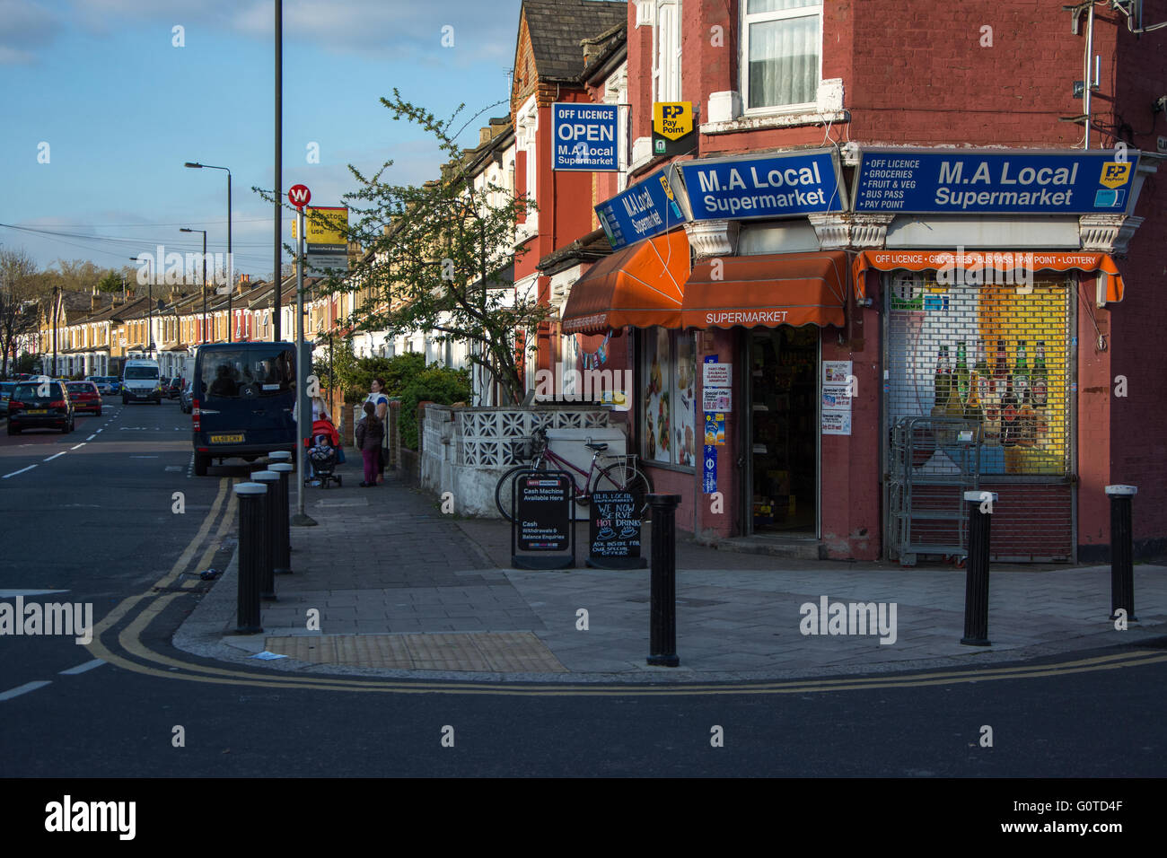 Corner shop in Harringay, Nord di Londra Foto Stock
