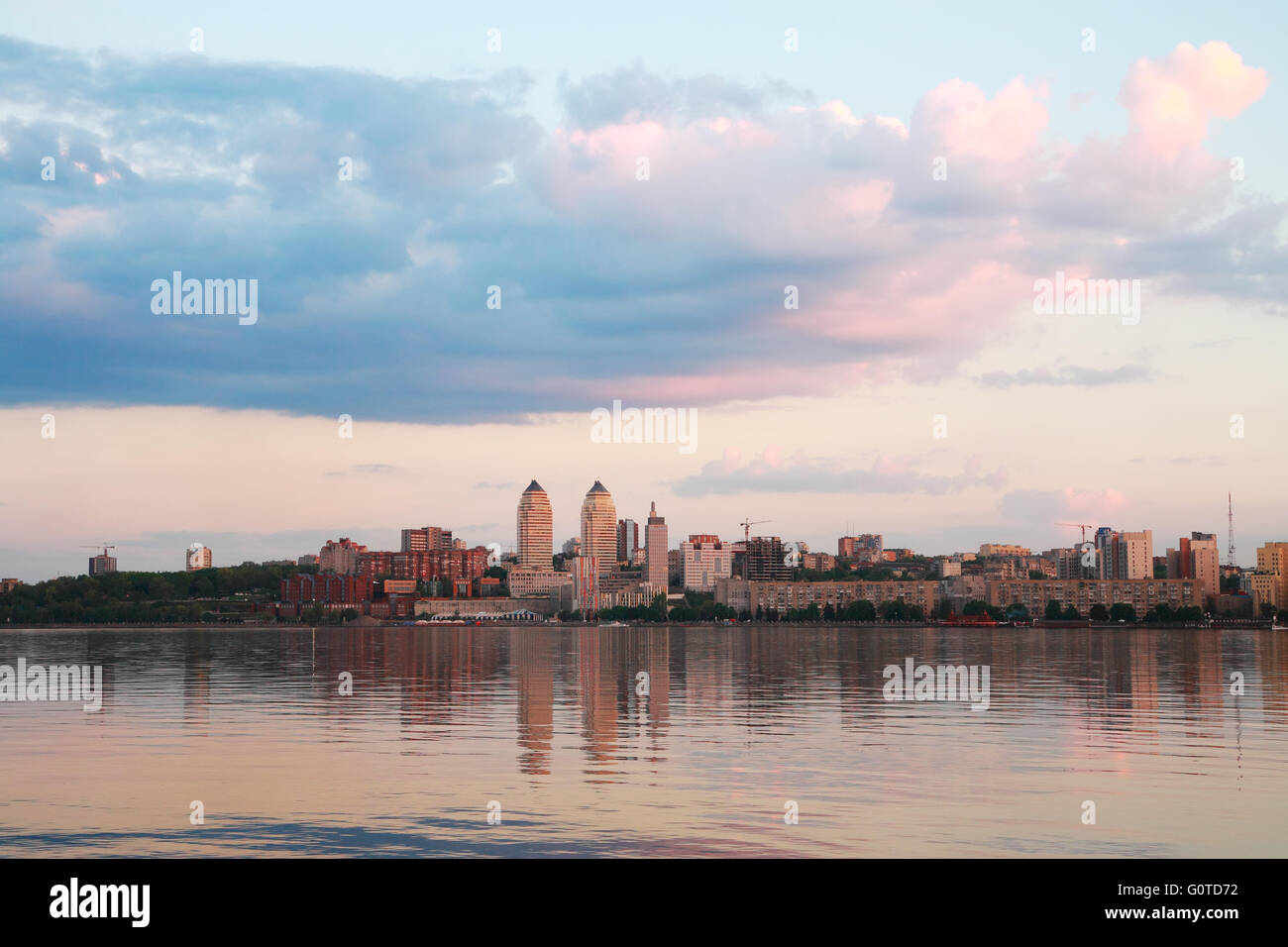 Paesaggio urbano, Quay della sera Dnepropetrovsk, fiume Dnieper, Ucraina Foto Stock