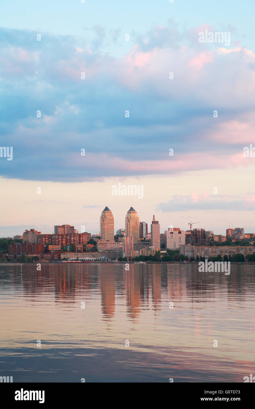 Paesaggio urbano, Quay della sera Dnepropetrovsk, fiume Dnieper, Ucraina Foto Stock