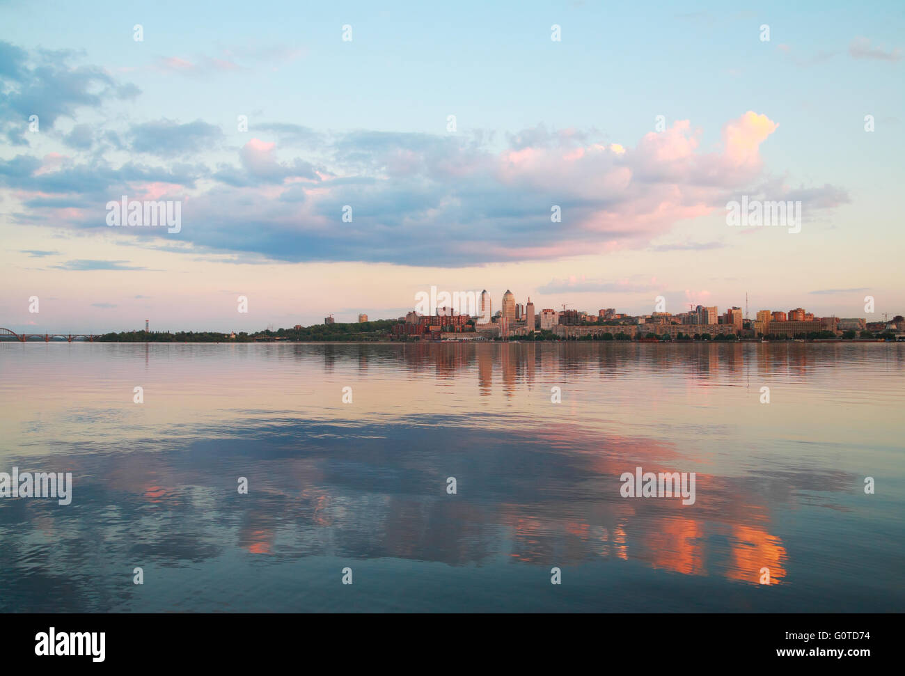 Paesaggio urbano, Quay della sera Dnepropetrovsk, fiume Dnieper, Ucraina Foto Stock
