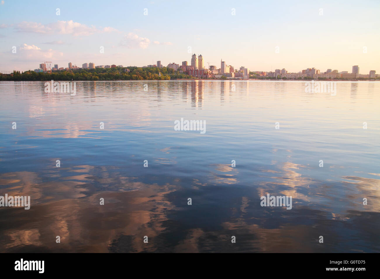 Paesaggio urbano, Quay della sera Dnepropetrovsk, fiume Dnieper, Ucraina Foto Stock
