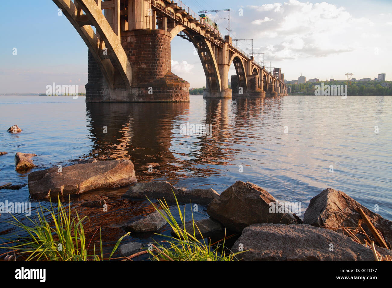 Paesaggio urbano, 'Merefa-Cherson' ponte ferroviario attraverso il fiume Dnieper in Dnepropetrovsk, Ucraina. Foto Stock