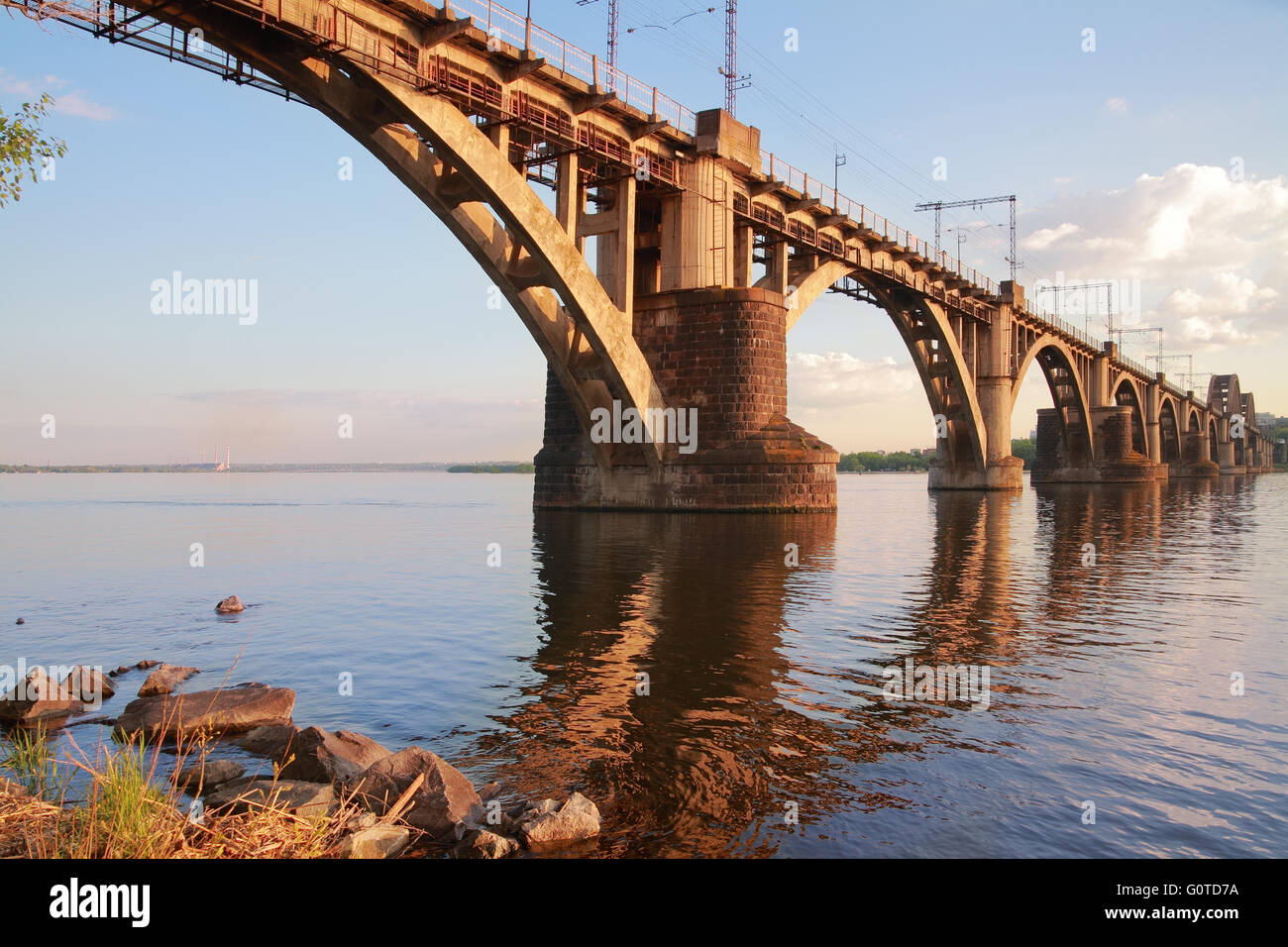 Paesaggio urbano, 'Merefa-Cherson' ponte ferroviario attraverso il fiume Dnieper in Dnepropetrovsk, Ucraina Foto Stock