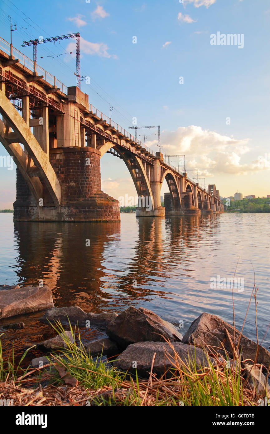 Paesaggio urbano, 'Merefa-Cherson' ponte ferroviario attraverso il fiume Dnieper in Dnepropetrovsk, Ucraina Foto Stock