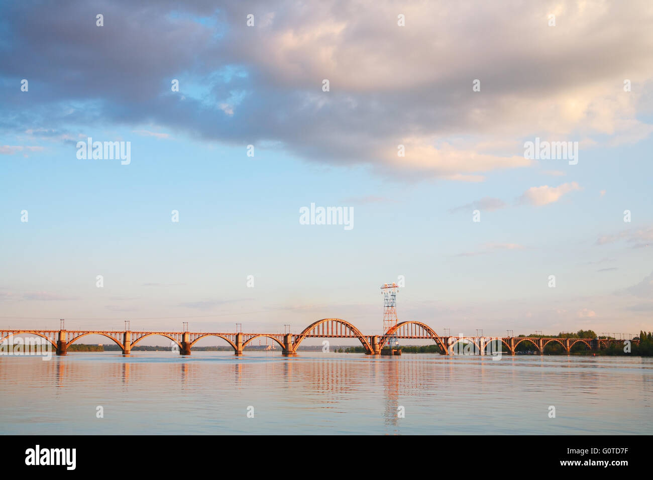 Paesaggio urbano, 'Merefa-Cherson' ponte ferroviario attraverso il fiume Dnieper in Dnepropetrovsk, Ucraina Foto Stock