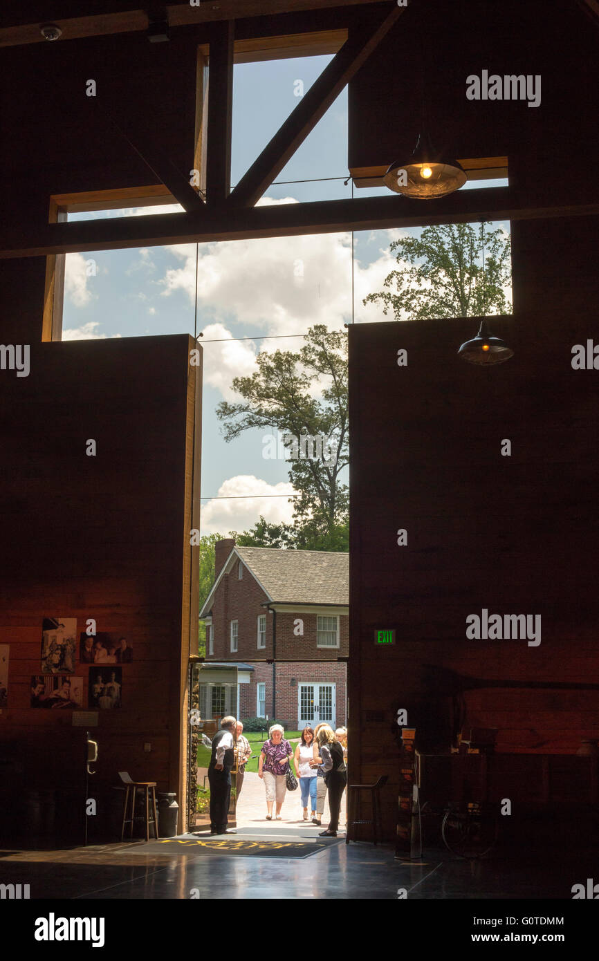 Charlotte, North Carolina - i visitatori che arrivano a Billy Graham libreria attraverso lo sportello anteriore, il quale è sagomato a forma di croce. Foto Stock