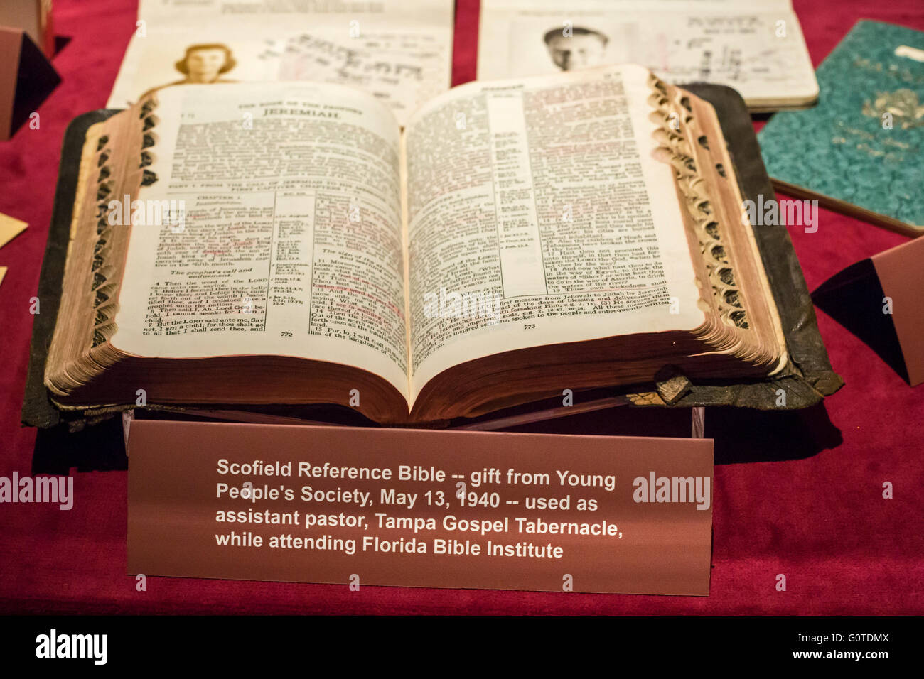 Charlotte, North Carolina - Cimeli sul display a Billy Graham libreria, inclusi Graham Scofield riferimento la Bibbia. Foto Stock