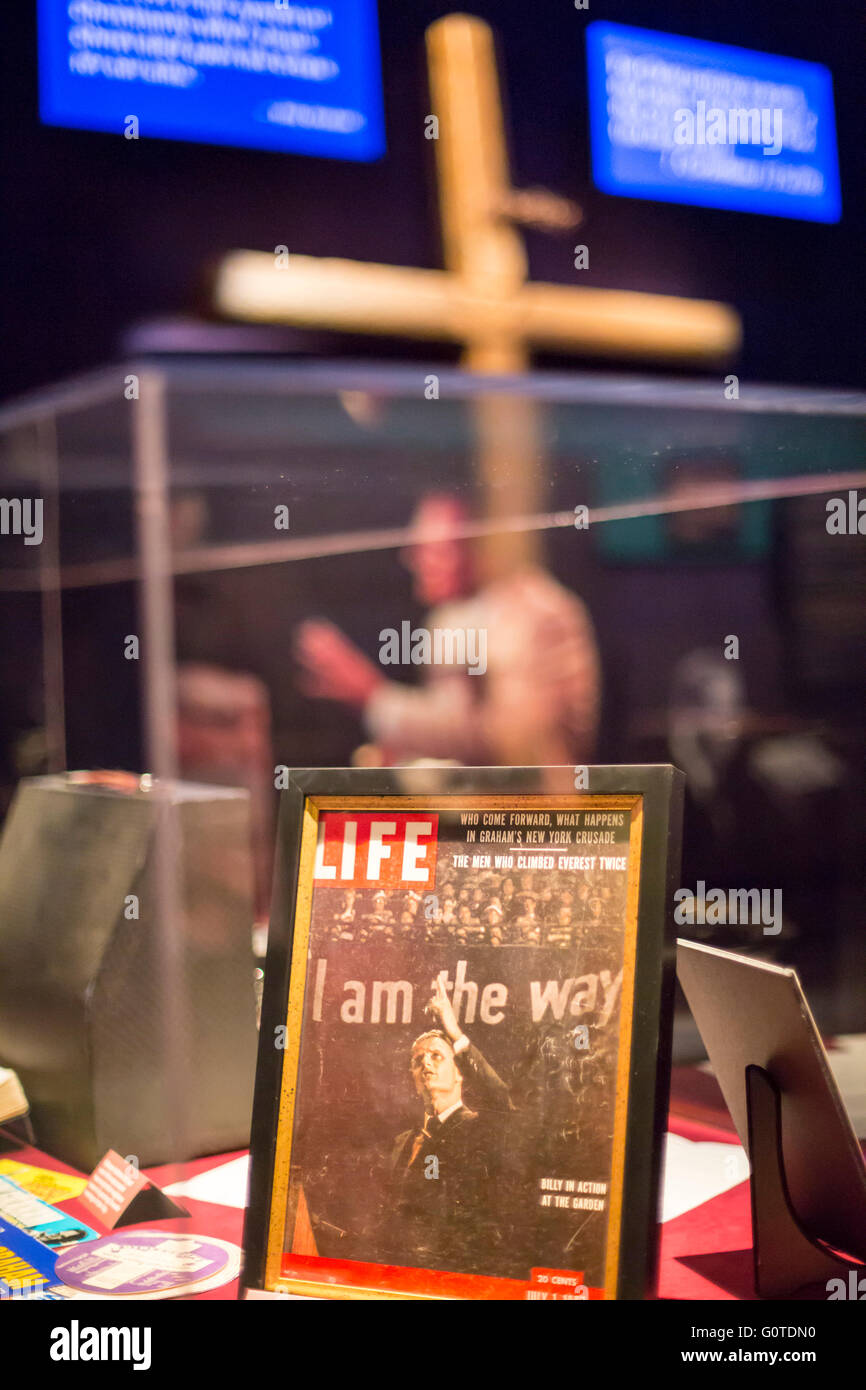 Charlotte, North Carolina - Cimeli sul display a Billy Graham libreria, inclusi un 1957 copia della rivista Life. Foto Stock