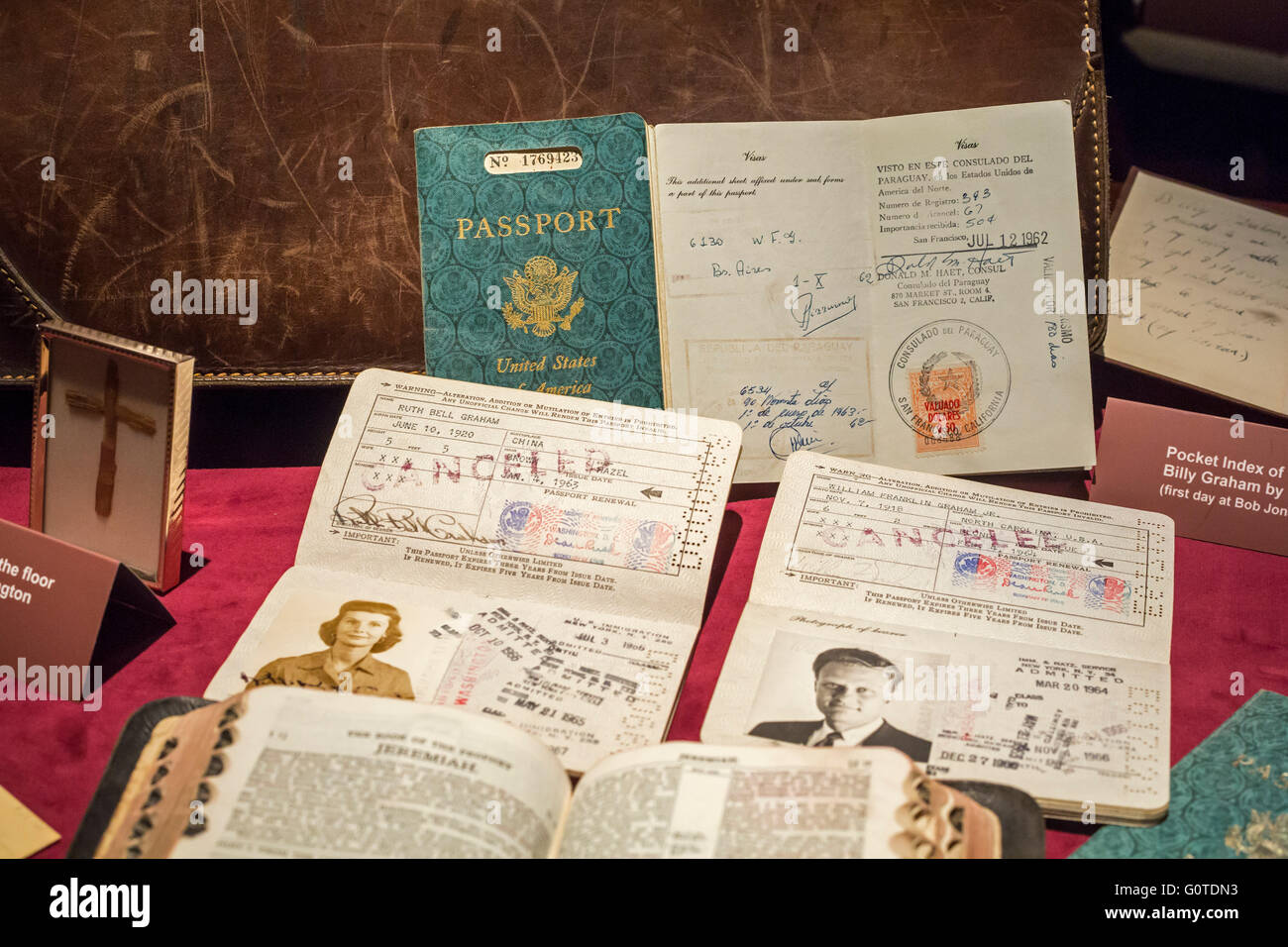 Charlotte, North Carolina - Cimeli sul display a Billy Graham libreria, inclusi Billy e Ruth Graham passaporti. Foto Stock