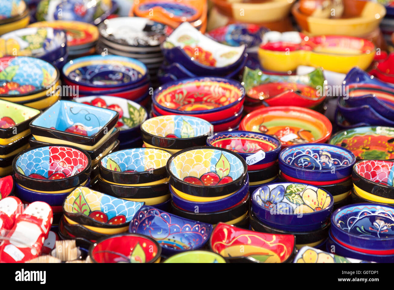 Piatti in ceramica - Esempio di artigianato spagnolo, mercato di Marbella,  Andalusia, Spagna Europa Foto stock - Alamy