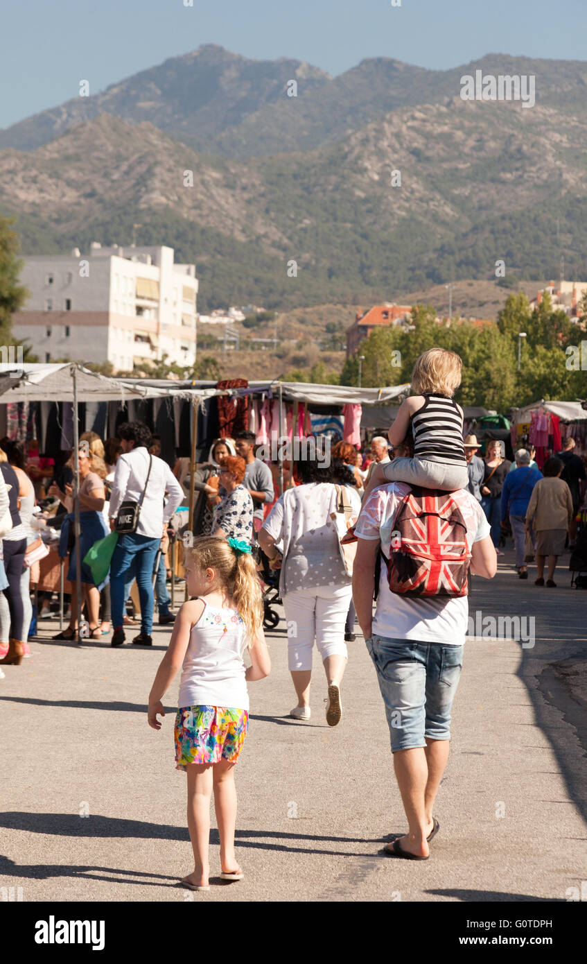 Una famiglia inglese in vacanza shopping in Marbella mercato all'aperto, Marbella, Costa del Sol, Andalusia, Spagna Europa Foto Stock