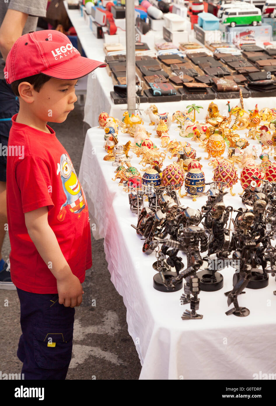 Un bambino guardando un mercato in stallo, Marbella mercato, Andalusia Spagna Europa Foto Stock