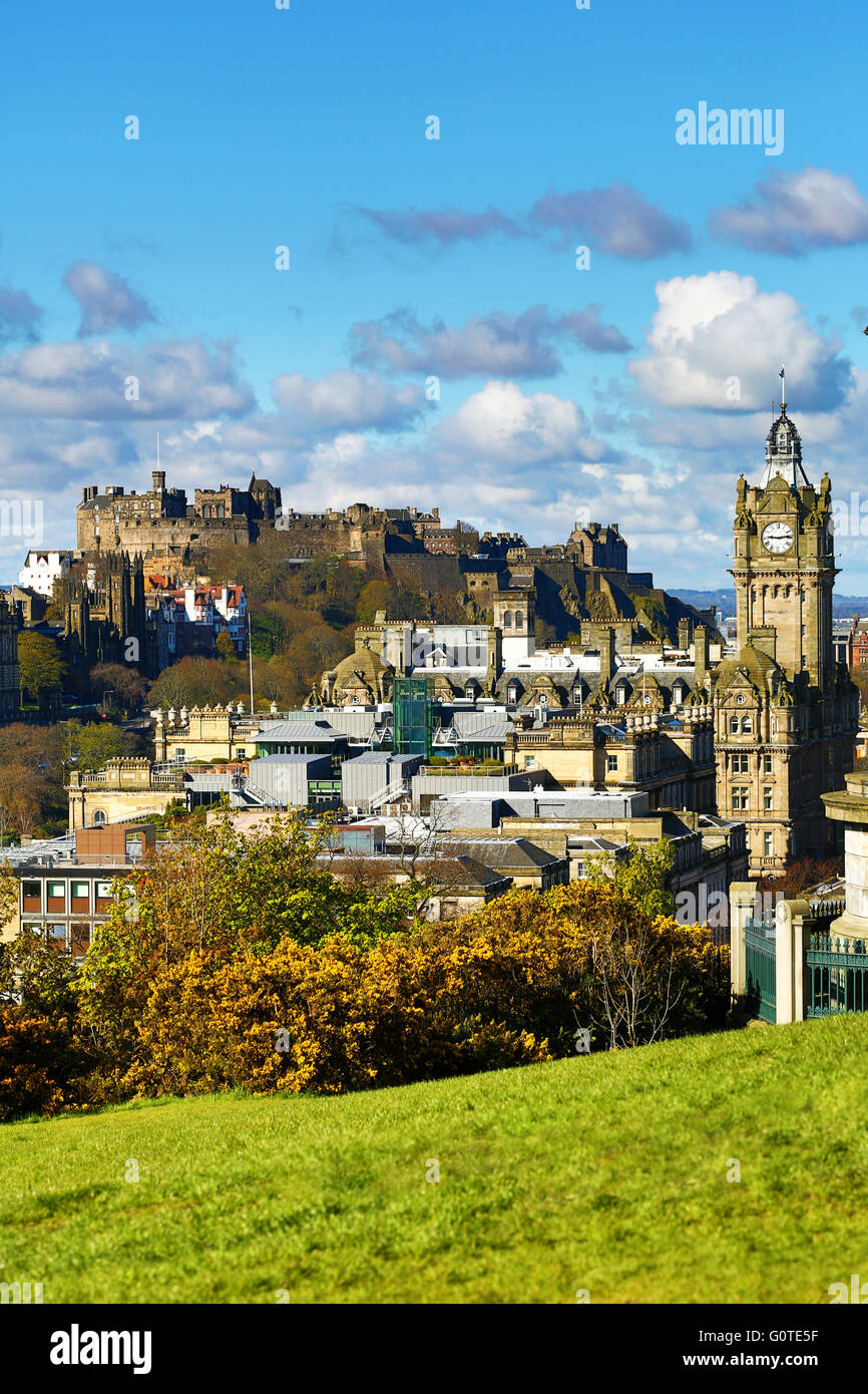 In generale lo skyline della città vista da Calton Hill mostra il Balmoral Hotel la Torre dell Orologio e il Castello di Edimburgo a Edimburgo, Scozia UK Foto Stock