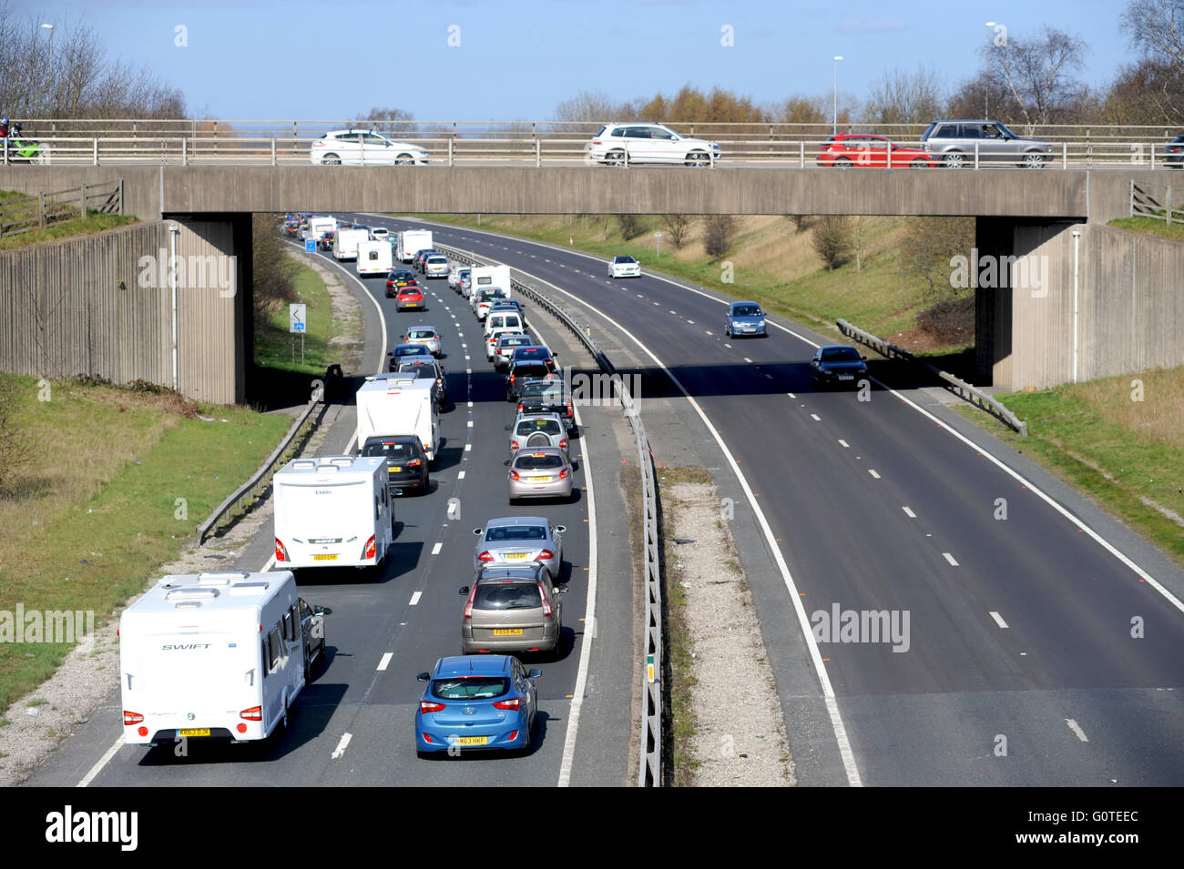 La Pasqua di get-away è iniziato. Auto in coda sulla A64 vicino a York, North Yorkshire voce verso la costa est. Foto Stock