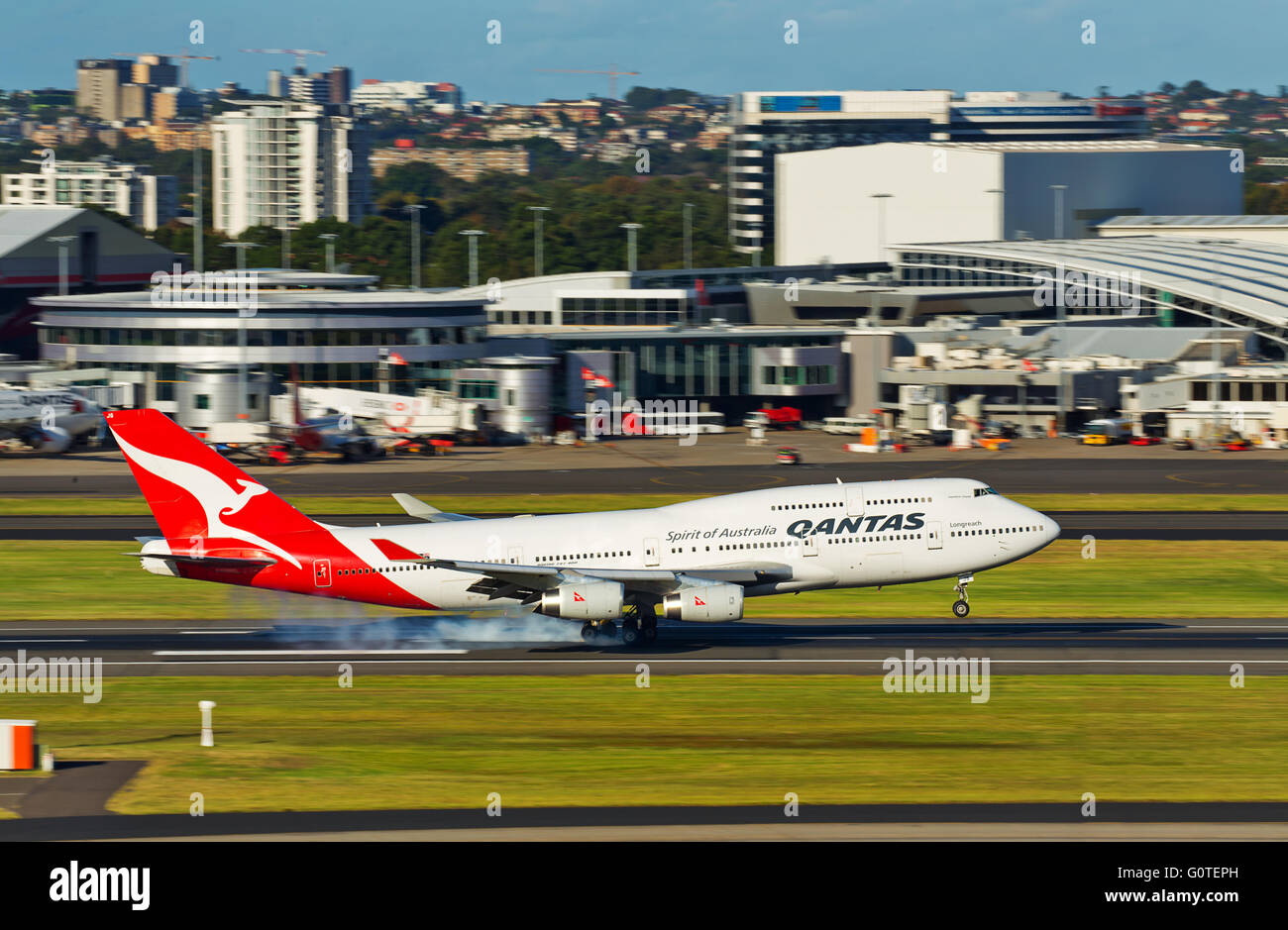 Un QANTAS Boeing 747 terre in Sydney. Motion Blur utilizzato. Foto Stock