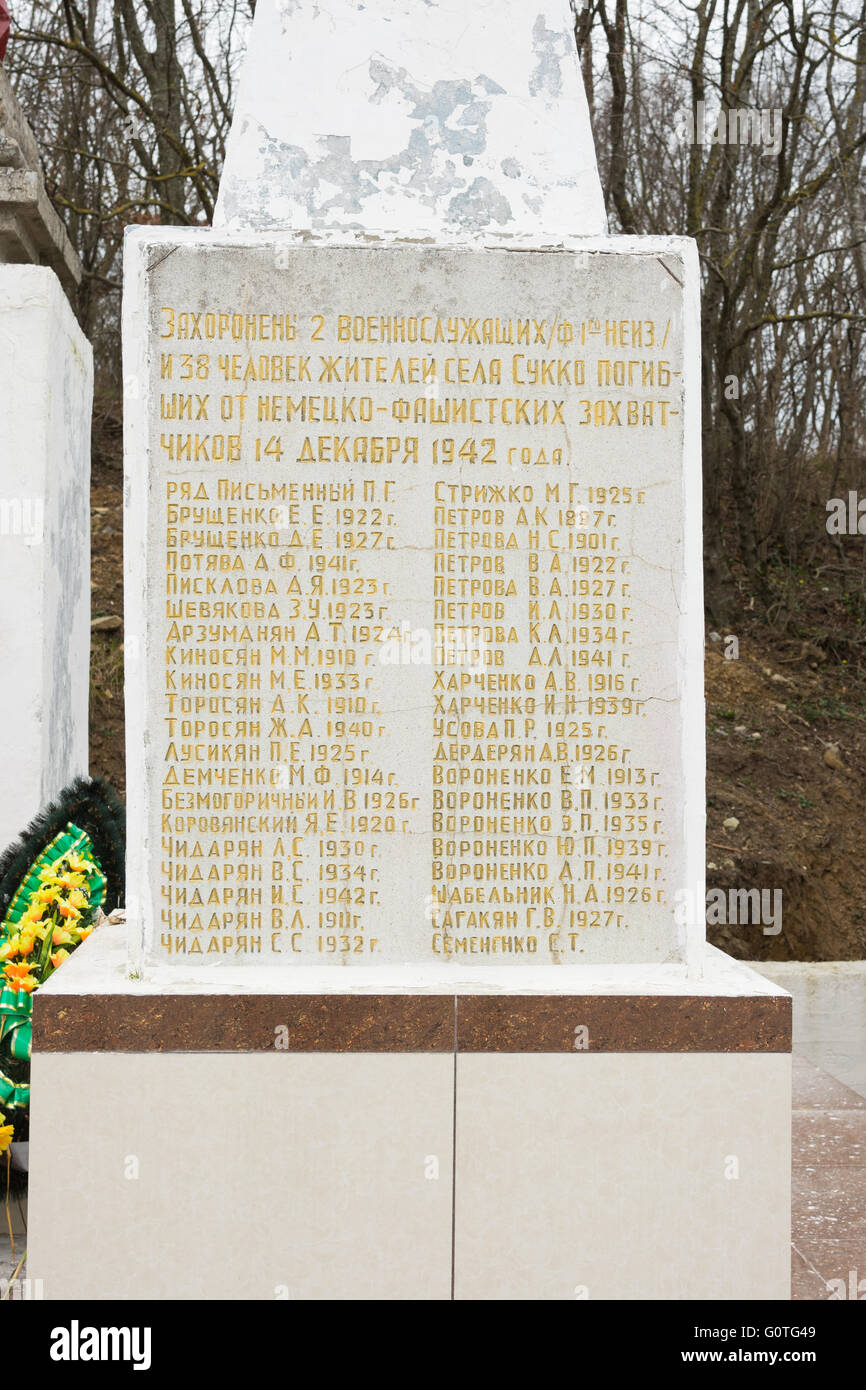 Sukko, Russia - Marzo 15, 2016: Elenchi di quelli uccisi presso la tomba di massa di soldati sovietici e civili nel villaggio di Sukko Foto Stock