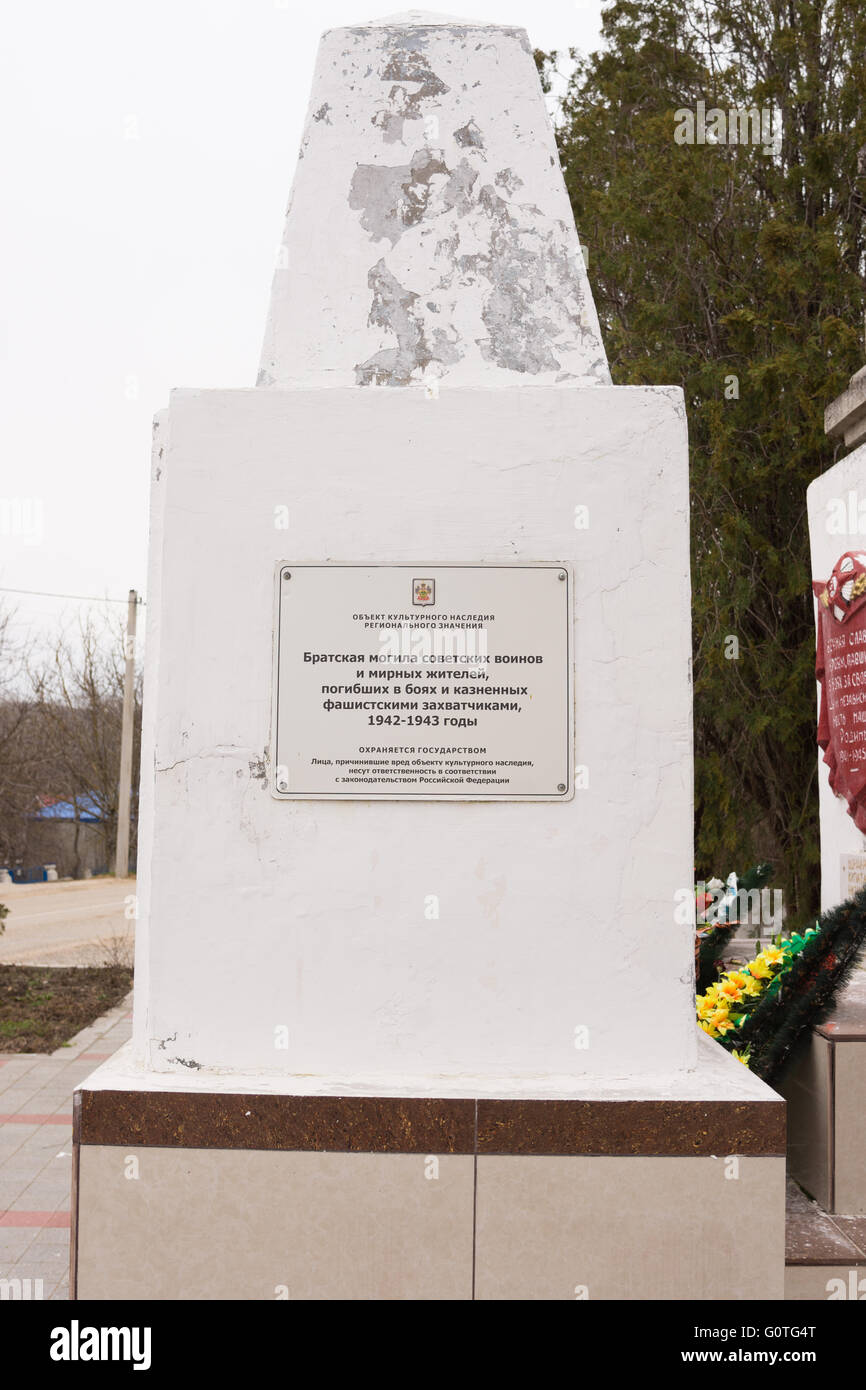 Sukko, Russia - Marzo 15, 2016: Informazioni segno su una tomba comunale di soldati sovietici e civili nel villaggio di Sukko, w Foto Stock