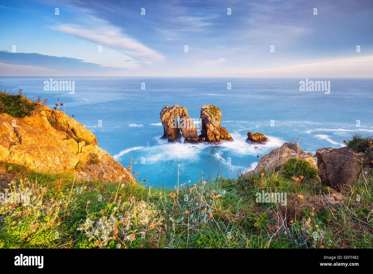 La famosa formazione rocciosa sa come "La Puerta del Mar' ('La Porta del Mare") da parte di sunrise. Costa Quebrada, Liencres Cantabria, Foto Stock