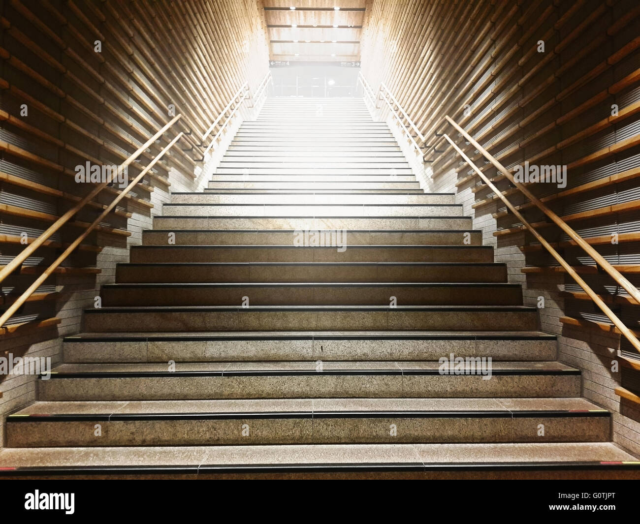 Vista a basso angolo di gradini e scale in una stazione della metropolitana, Pechino, Cina Foto Stock