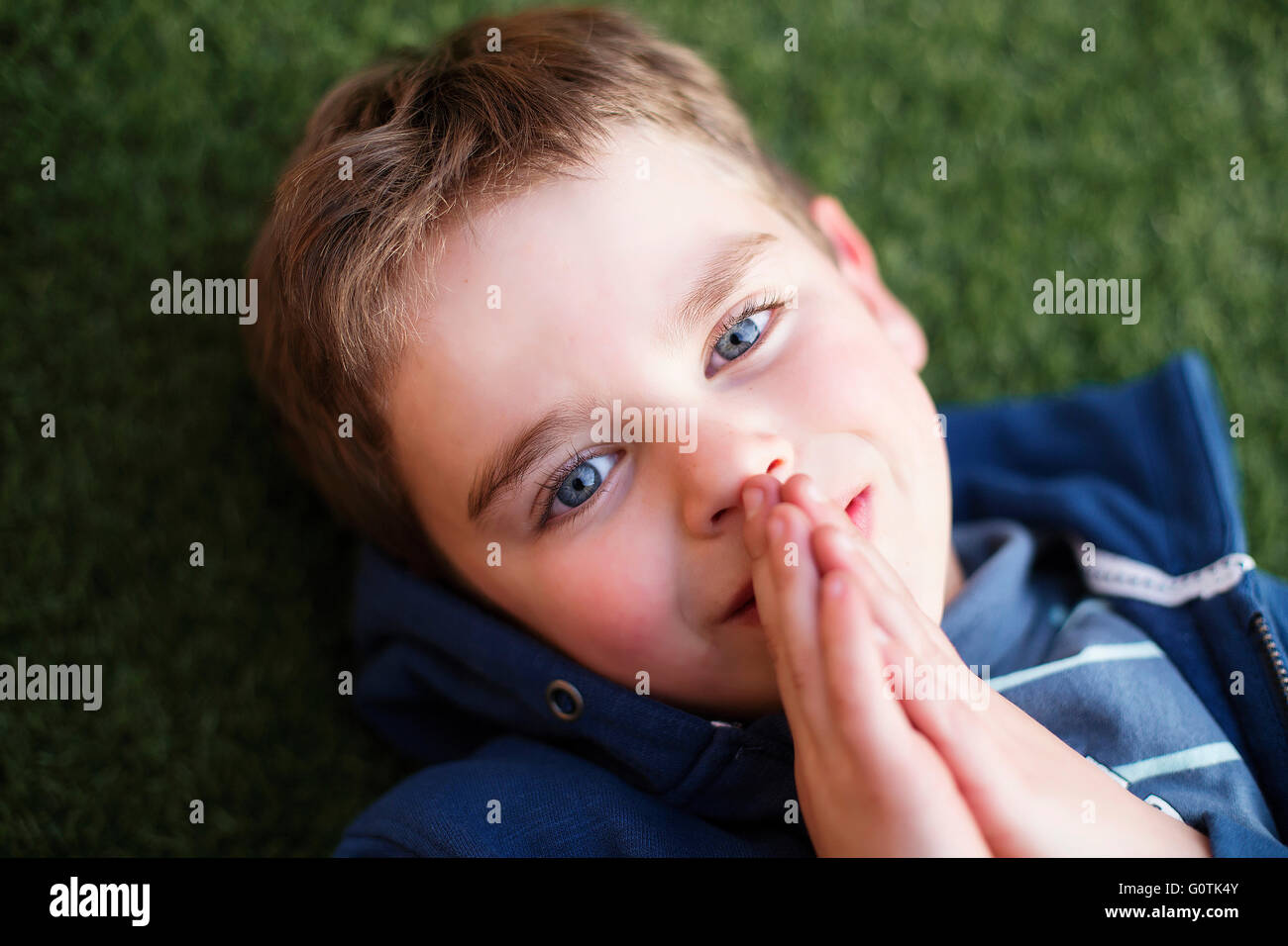 Vista aerea di un ragazzo che prega Foto Stock
