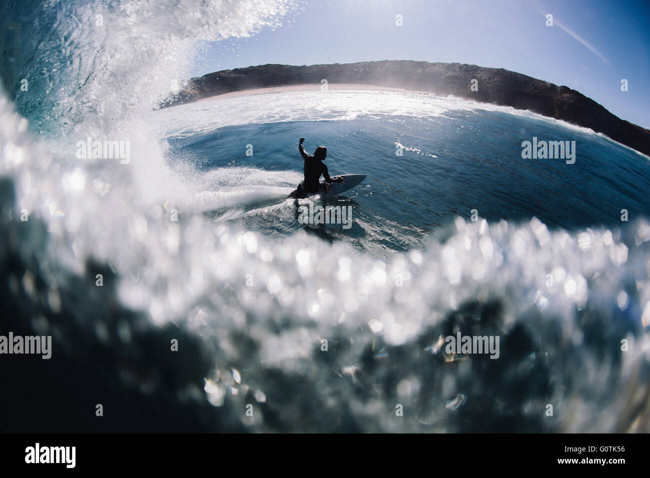 Man surf Barrel WAVE, Hawaii, Stati Uniti Foto Stock