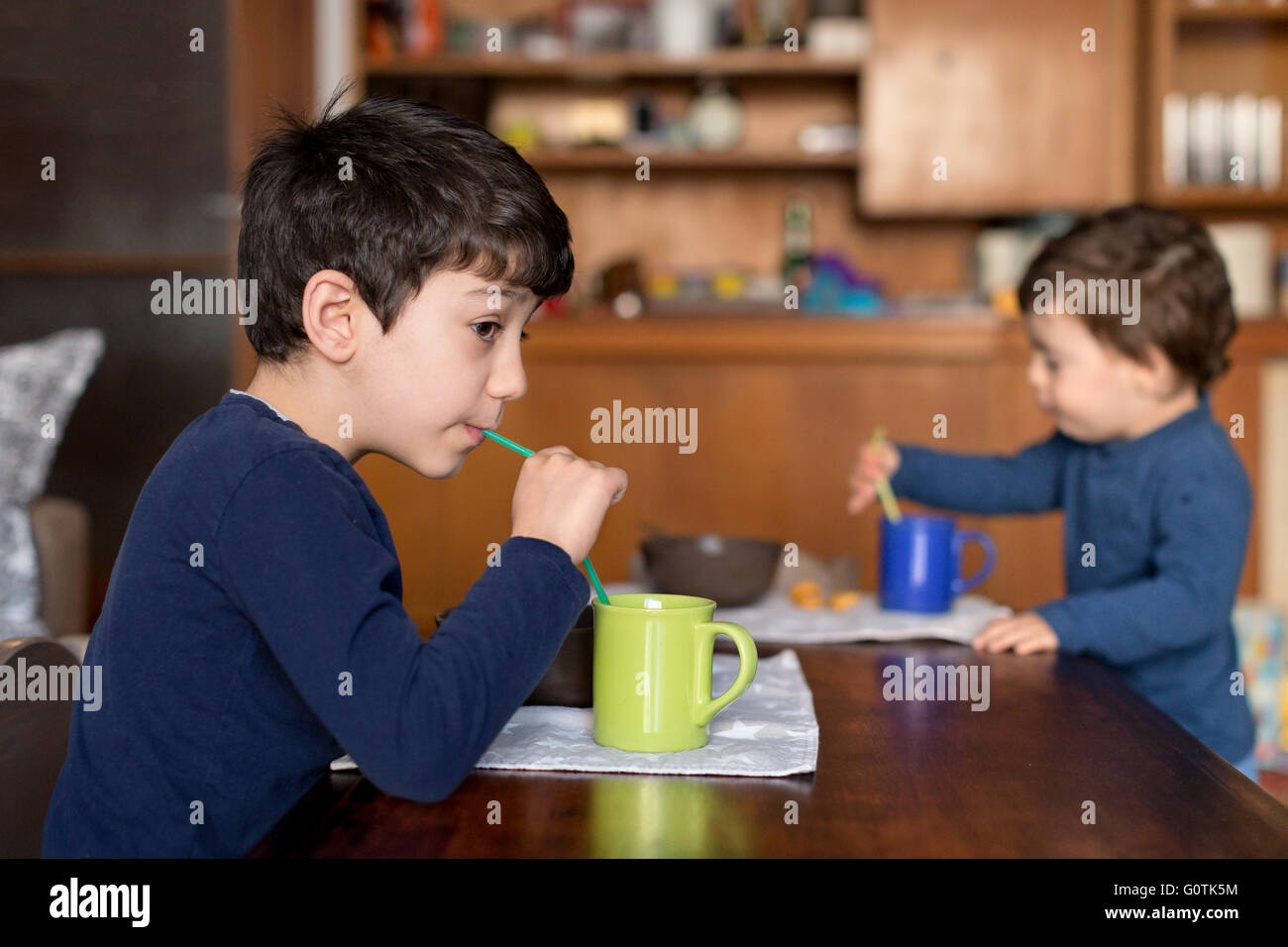 Due ragazzi aventi insieme per la prima colazione Foto Stock