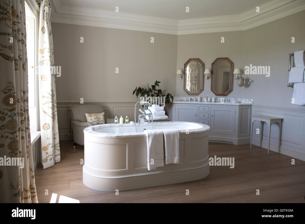 34 anni Oliver Wallop, visconte Lymington, a Farleigh House, Farleigh ...