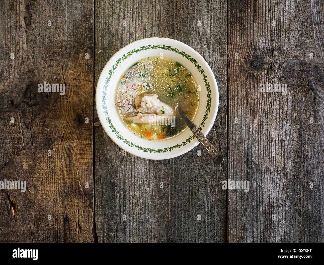 Ciotola di zuppa di pollo su un tavolo di legno Foto Stock