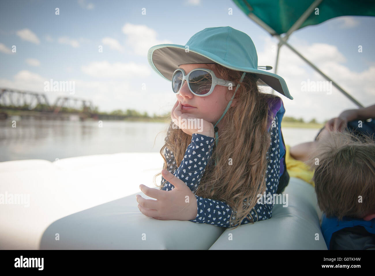 Ragazza che giace in barca a ombra, Florida, Stati Uniti Foto Stock