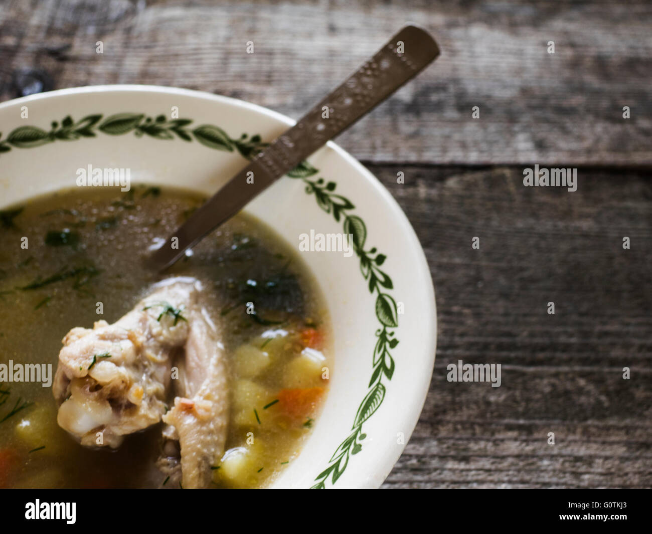 Ciotola di zuppa di pollo su un tavolo di legno Foto Stock