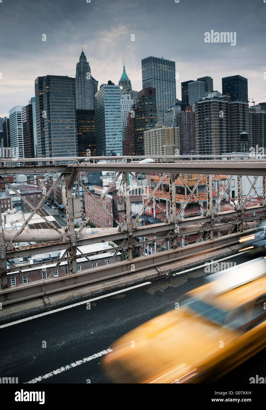 Taxi attraversando Brooklyn Bridge, Manhattan, New York, Stati Uniti Foto Stock