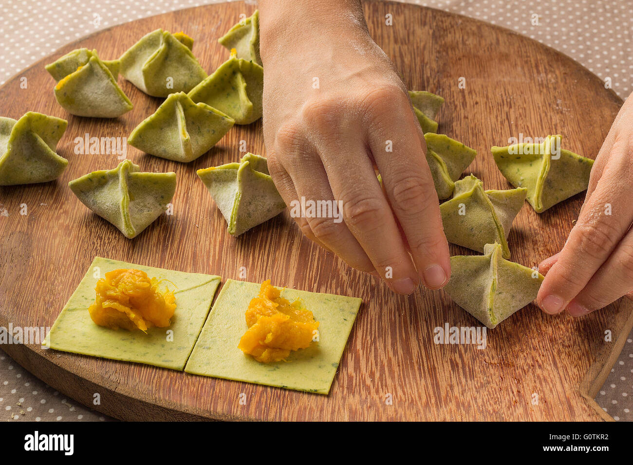 La donna la preparazione di zucca ripieni di pasta saccottini Foto Stock