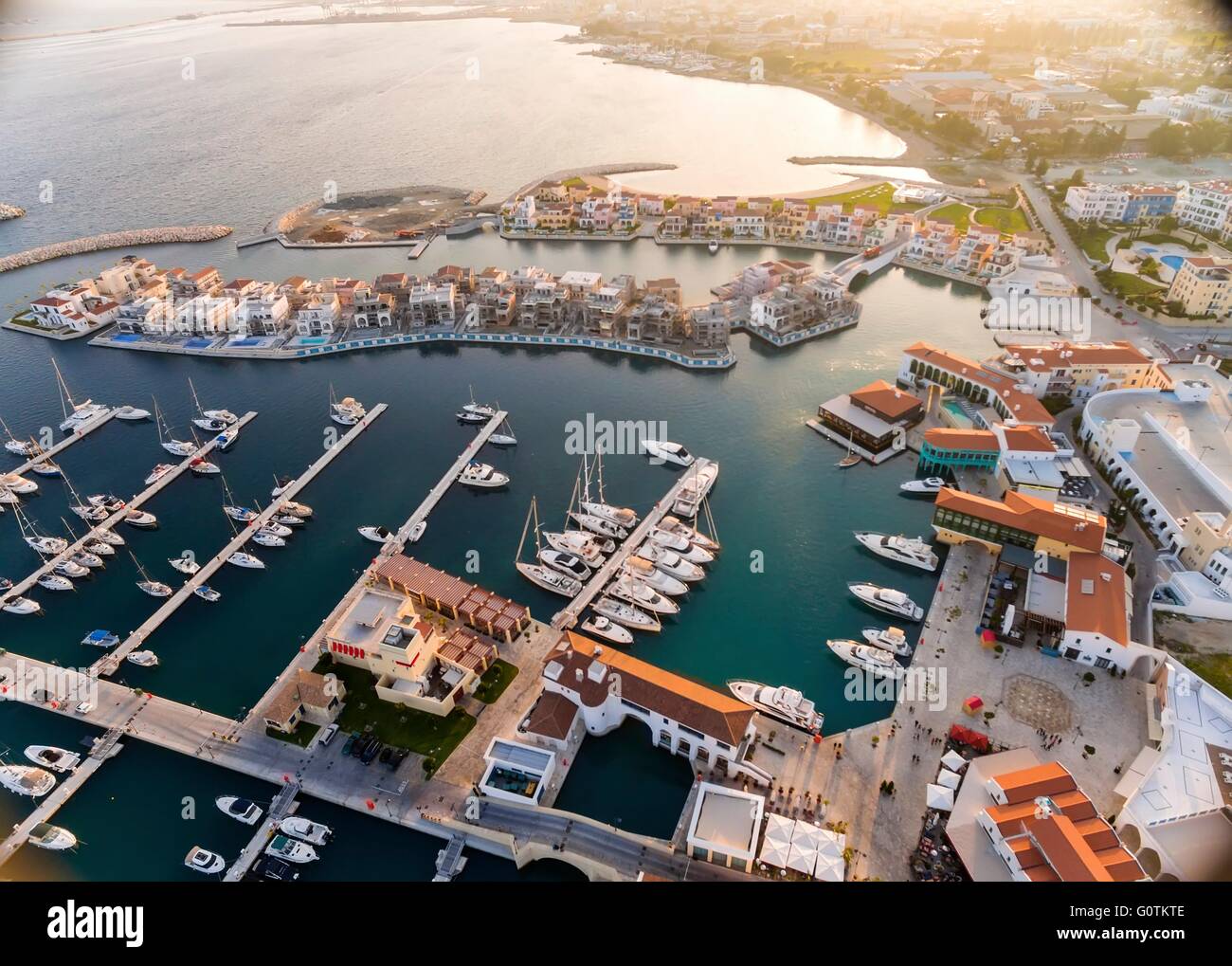 Vista Aerea della Marina bello nella città di Limassol a Cipro, la spiaggia, barche, piloni, ville e della zona commerciale. Una modalità molto Foto Stock