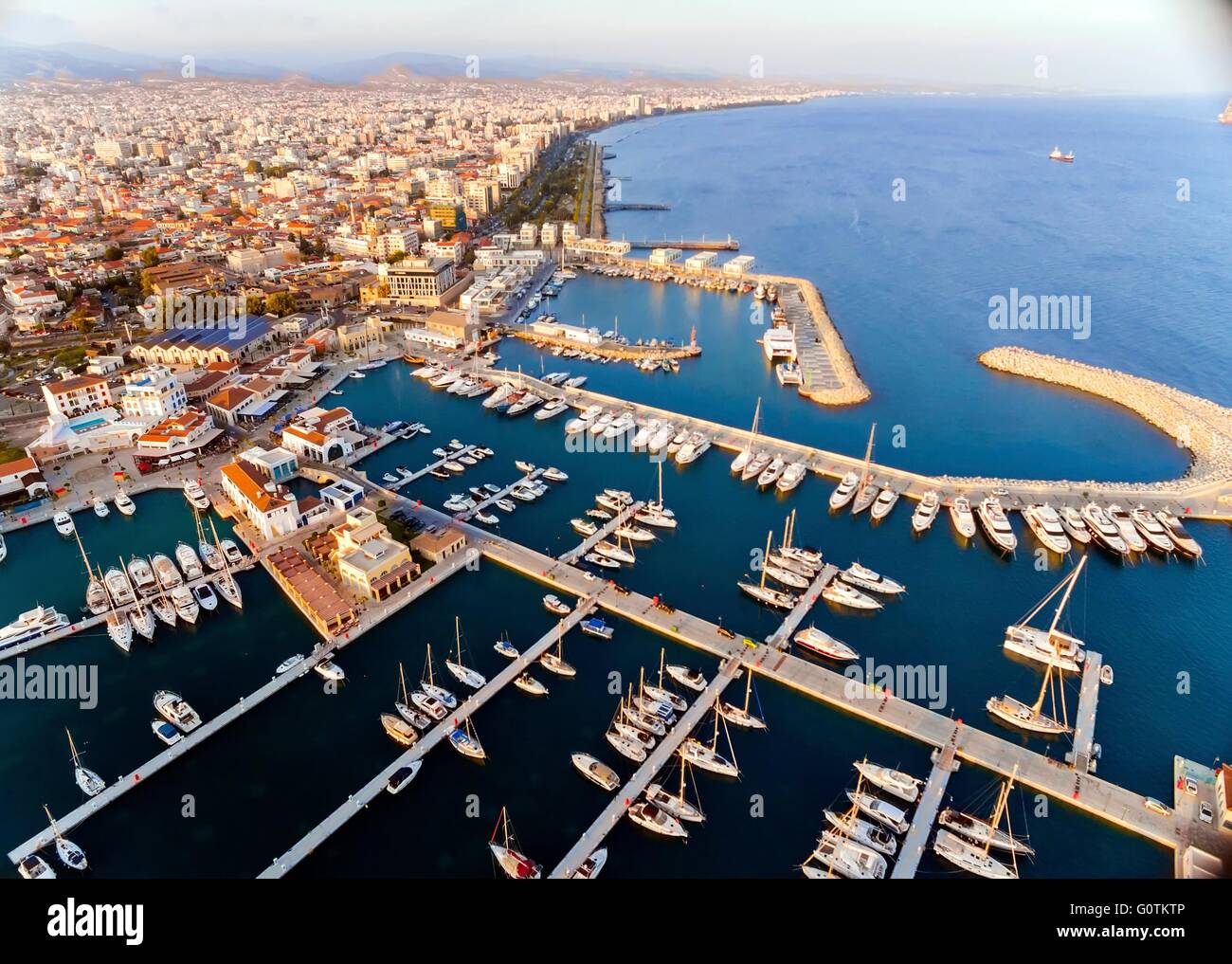 Vista Aerea della Marina bello nella città di Limassol a Cipro, la spiaggia, barche, piloni, ville, zona commerciale, Porto Vecchio (pali Foto Stock