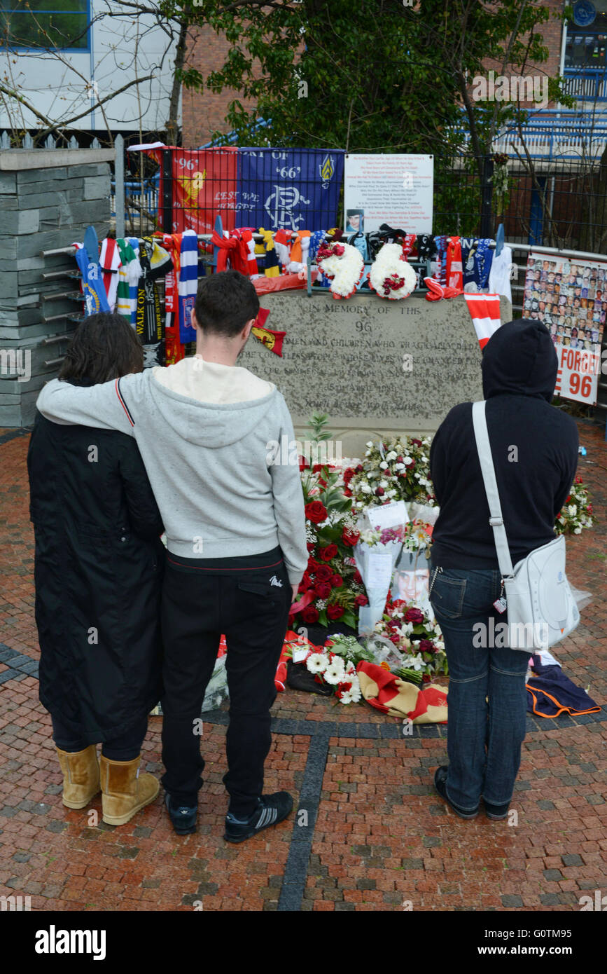 La gente paga i loro aspetti presso il memoriale al di fuori di Sheffield mercoledì FC, Hillsborough, Sheffield South Yorkshire, Regno Unito. Foto Stock