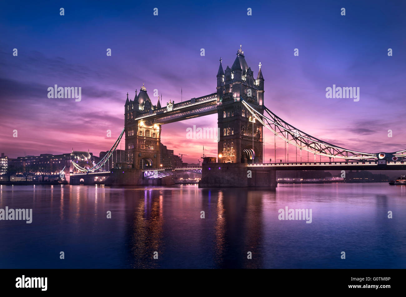 Famoso Tower Bridge in mattinata a Londra, Inghilterra Foto Stock