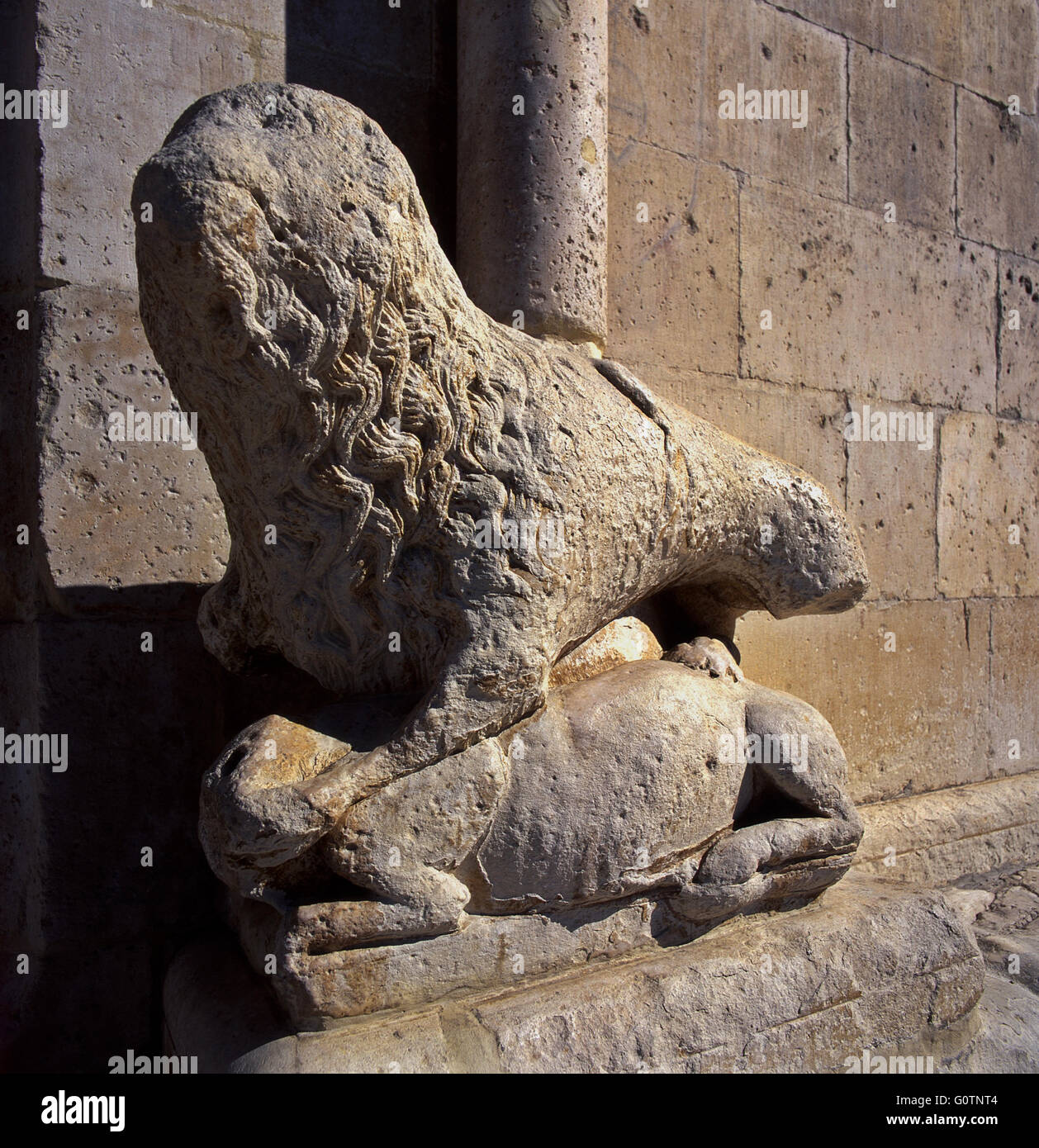 Italia Abruzzo Sulmona Cattedrale di San Panfilo - Lion del portale di ingresso Foto Stock