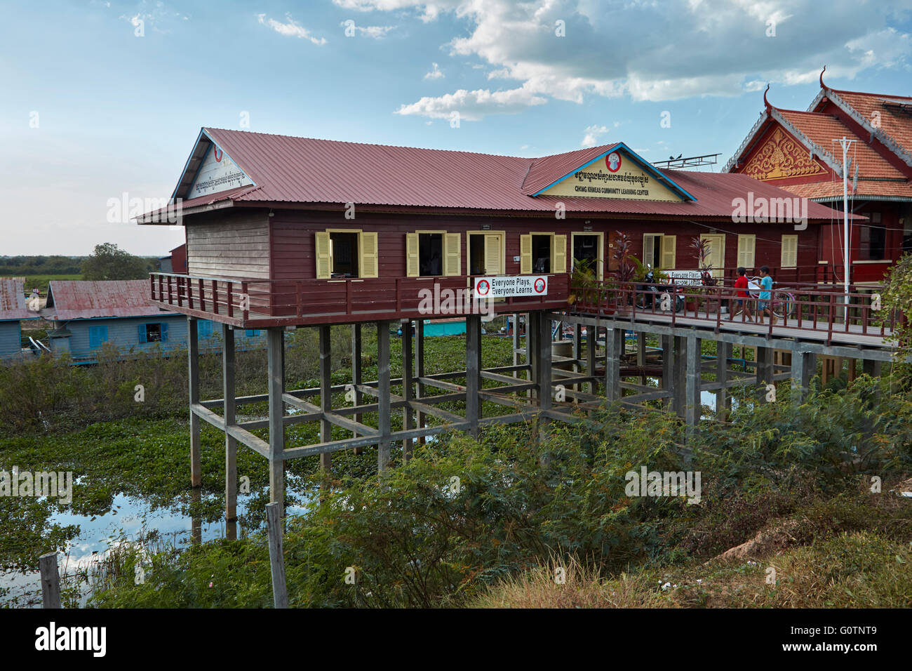 Stilt scuola, porto di Chong Khneas, Fiume Siem Reap, vicino lago Tonle Sap e di Siem Reap, Cambogia Foto Stock