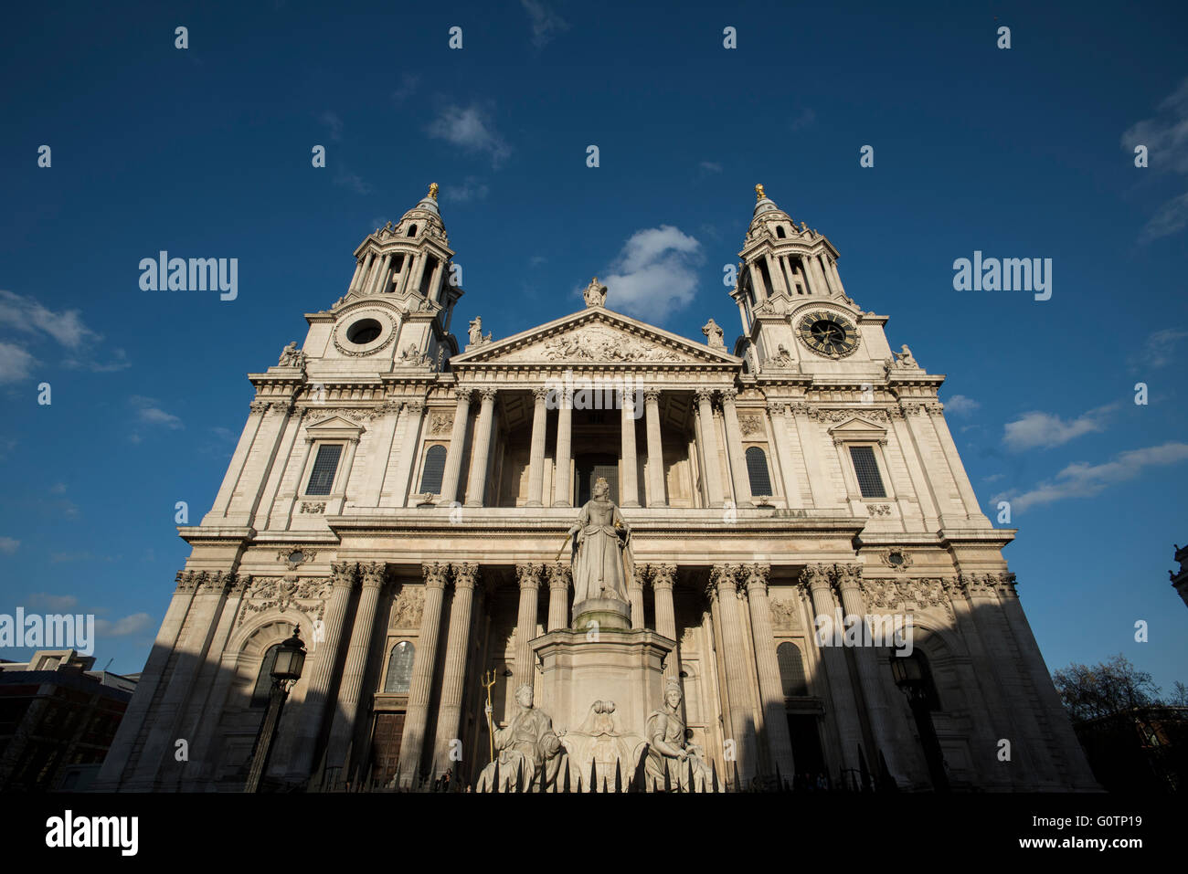 City of London, Londra, Inghilterra, Regno Unito. 19 Aprile 2016St Pauls Cathedral e la statua della regina Victoria, Foto Stock