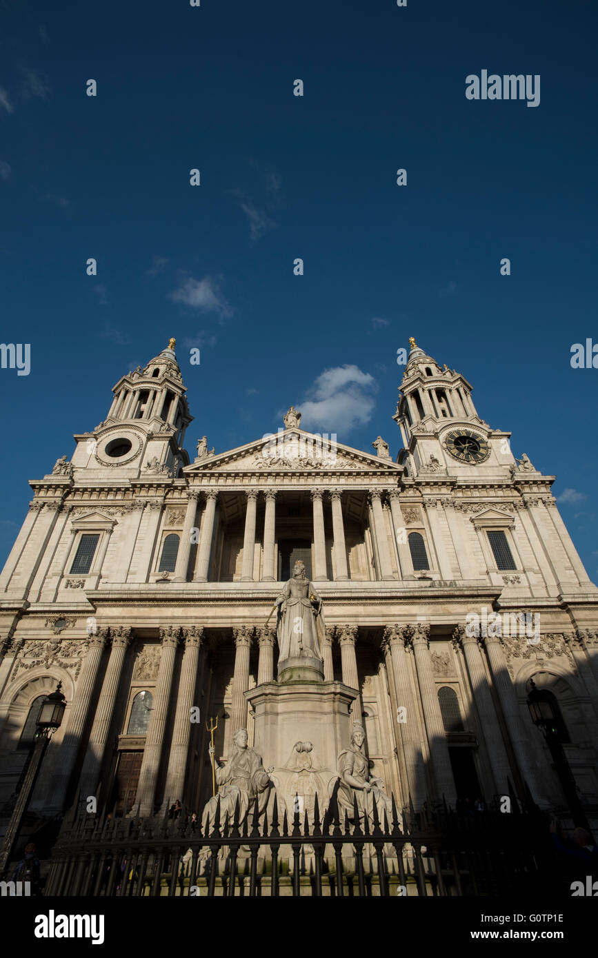 City of London, Londra, Inghilterra, Regno Unito. 19 Aprile 2016St Pauls Cathedral e la statua della regina Victoria, Foto Stock