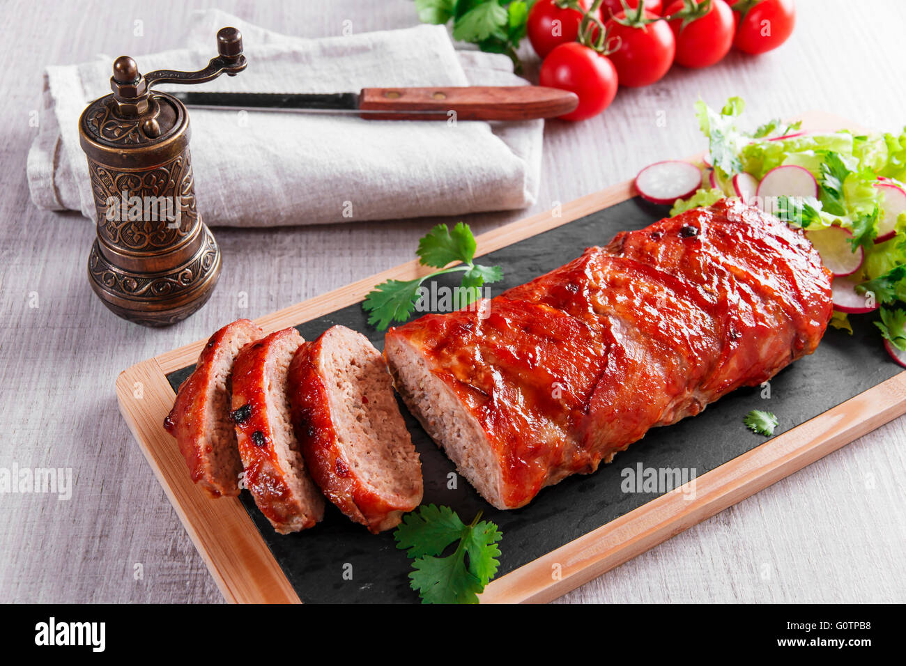 La pancetta cotta al forno polpettone avvolto con insalata Foto Stock