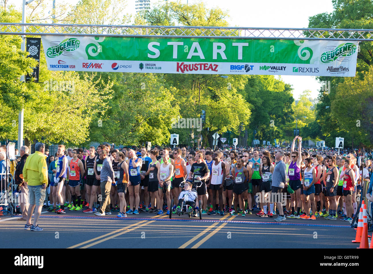 EUGENE, o - 1 Maggio 2016: I corridori arrivare pronto alla linea di partenza pronto per iniziare il 2016 Eugene Marathon, un Boston qualifyin Foto Stock