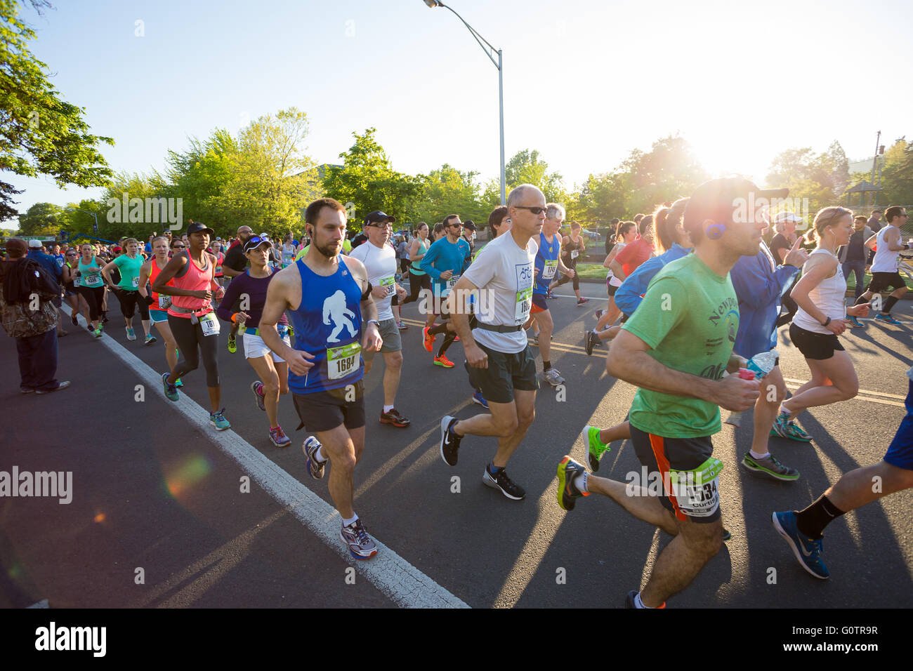 EUGENE, o - 1 Maggio 2016: Guide in un pacco all'inizio del 2016 Eugene Marathon, un Boston qualificazione. Foto Stock