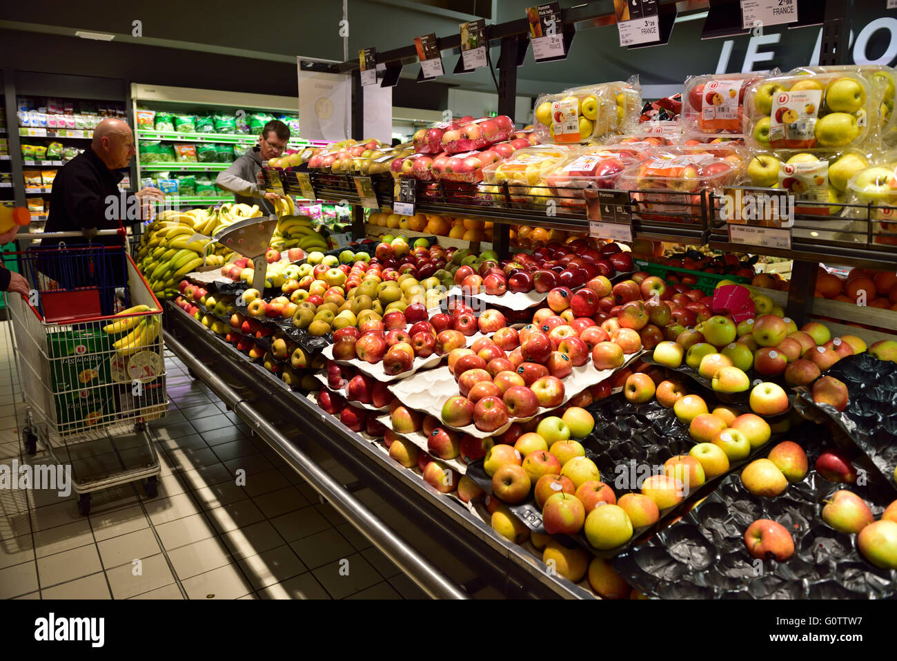 Contatore di frutta in un supermercato con una varietà di mele Foto Stock