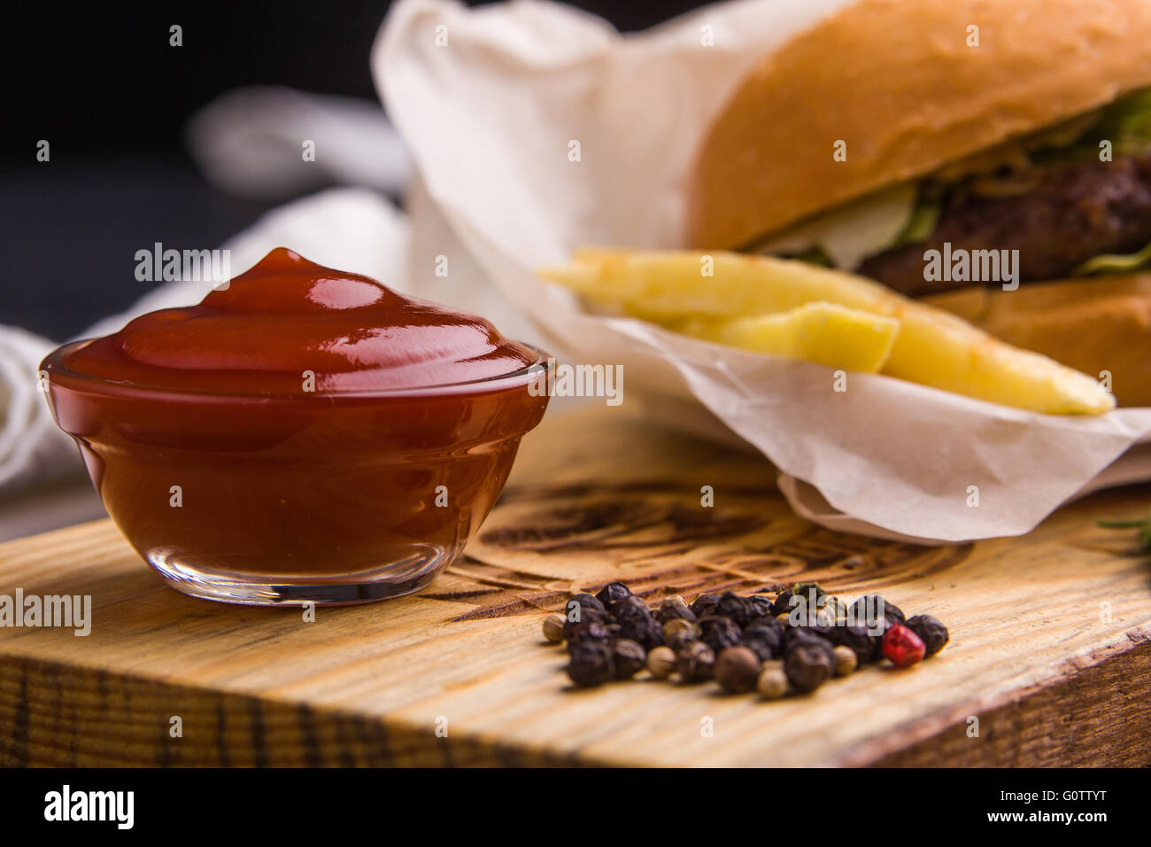 Concetto: cibo sano. In casa Gourmet Burger con guarnire e ingredienti su sfondo scuro. Foto Stock