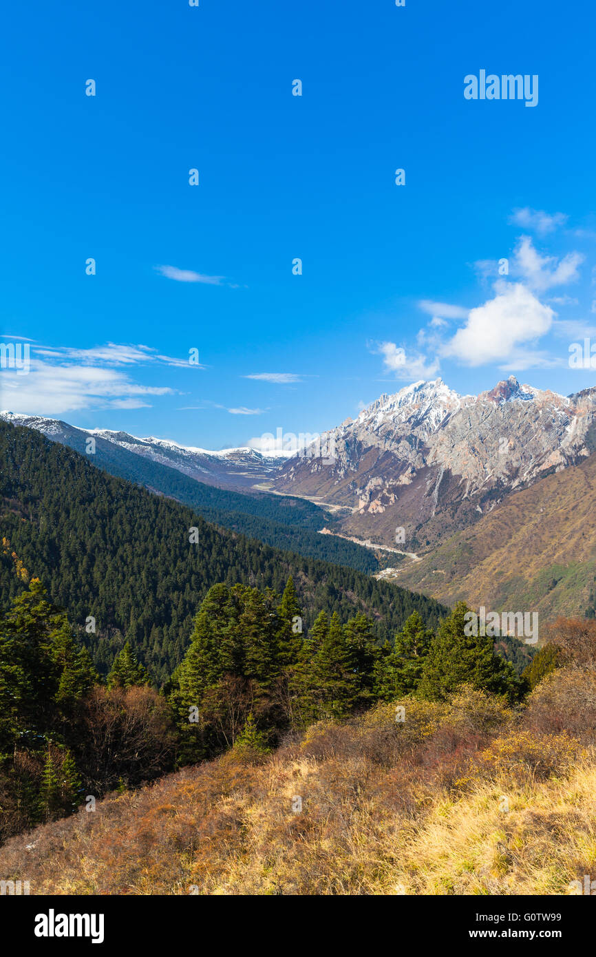 Vista di alta montagna in Huanglong national park, Sichuan, provincia della Cina Foto Stock