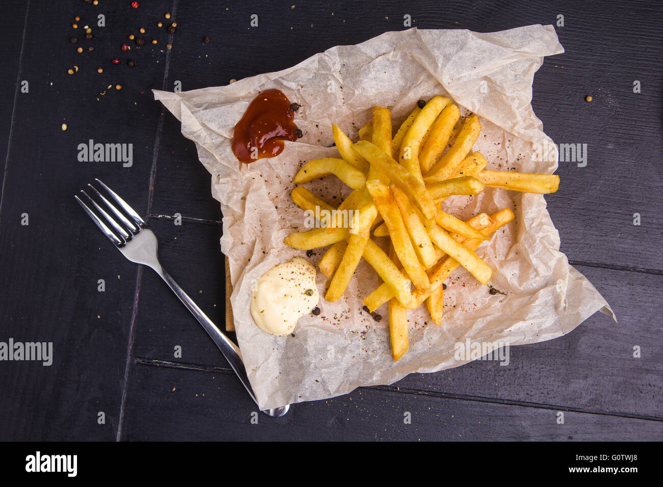 Patatine fritte fatte in casa su un tavolo Foto Stock