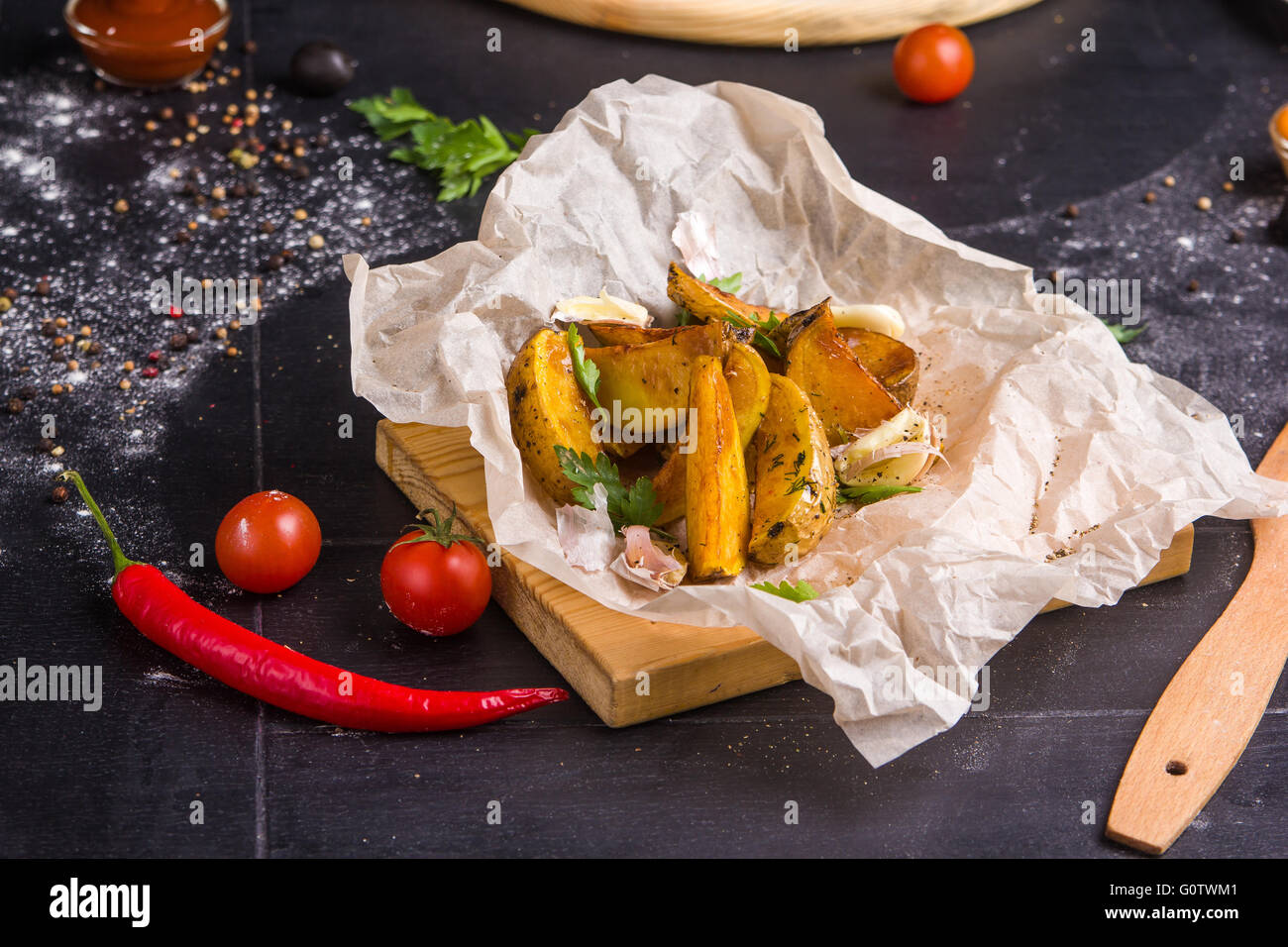 Patatine fritte fatte in casa su un tavolo Foto Stock