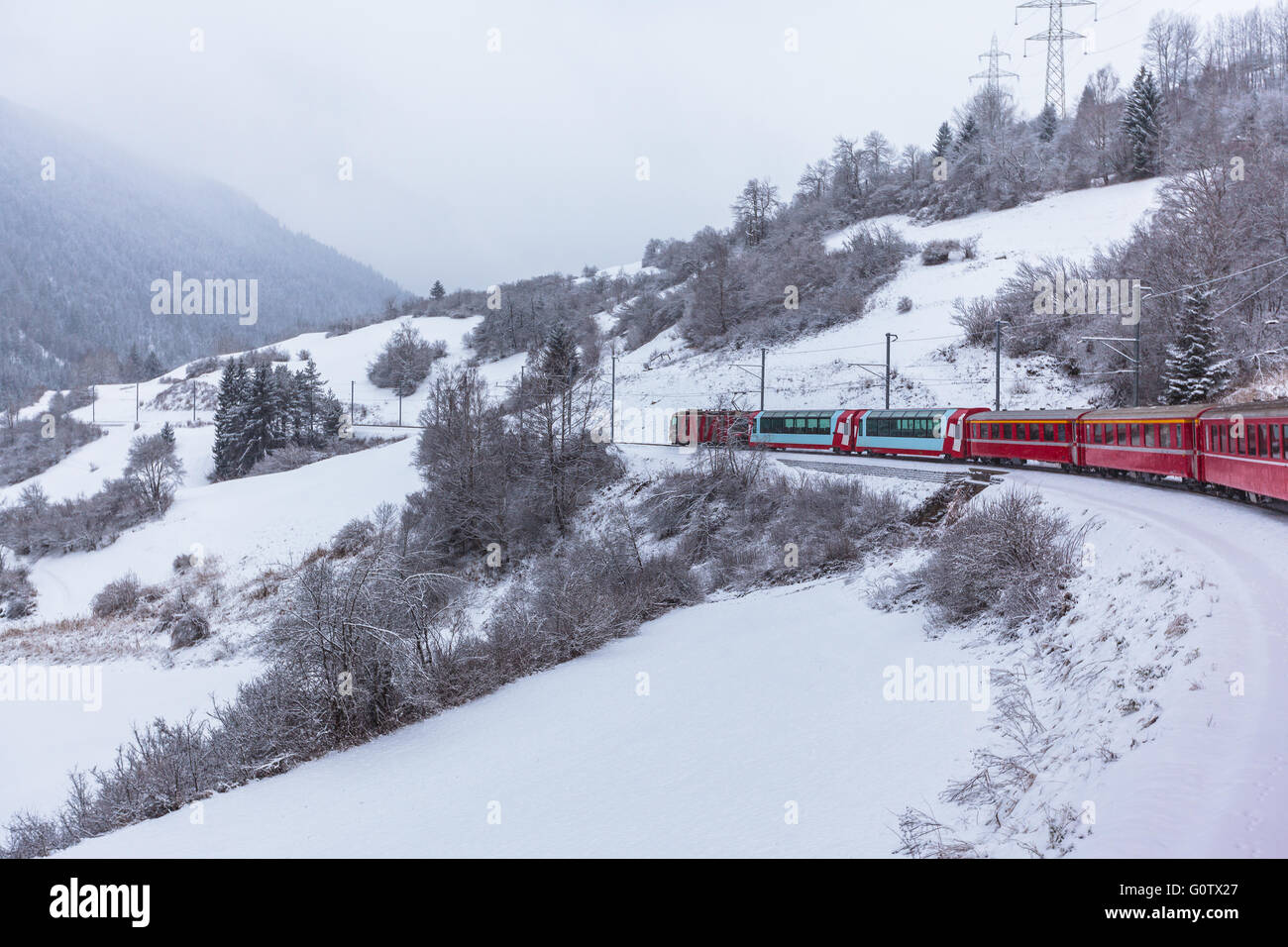 Famosi siti turistici il treno Glacier Express in esecuzione nelle alpi svizzere in inverno in Svizzera. Foto Stock