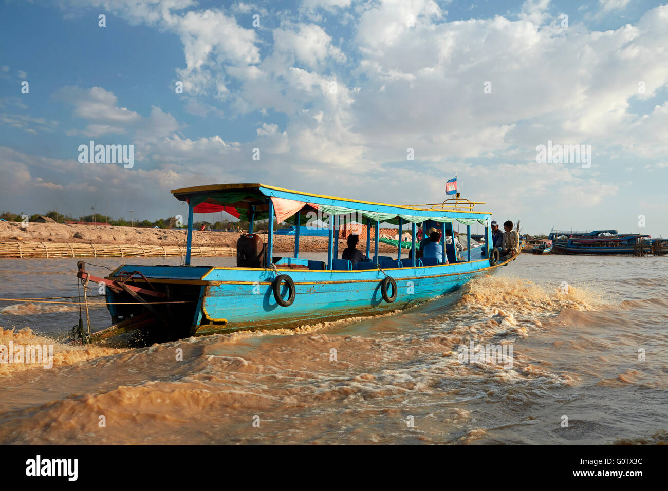 Tour in barca nei pressi del porto di Chong Khneas, Fiume Siem Reap, vicino lago Tonle Sap e di Siem Reap, Cambogia Foto Stock